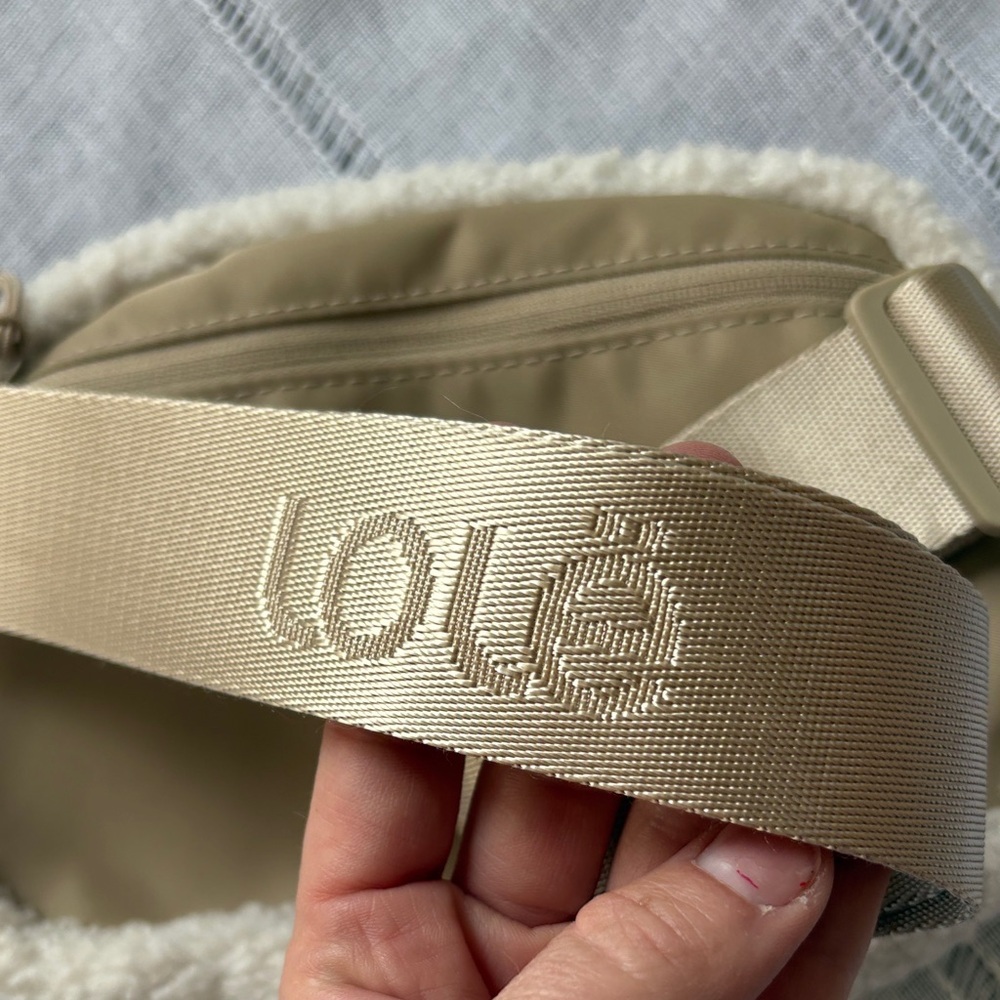 Lole NWOT Cream Sherpa Crossbody Bag - Picture 13 of 14